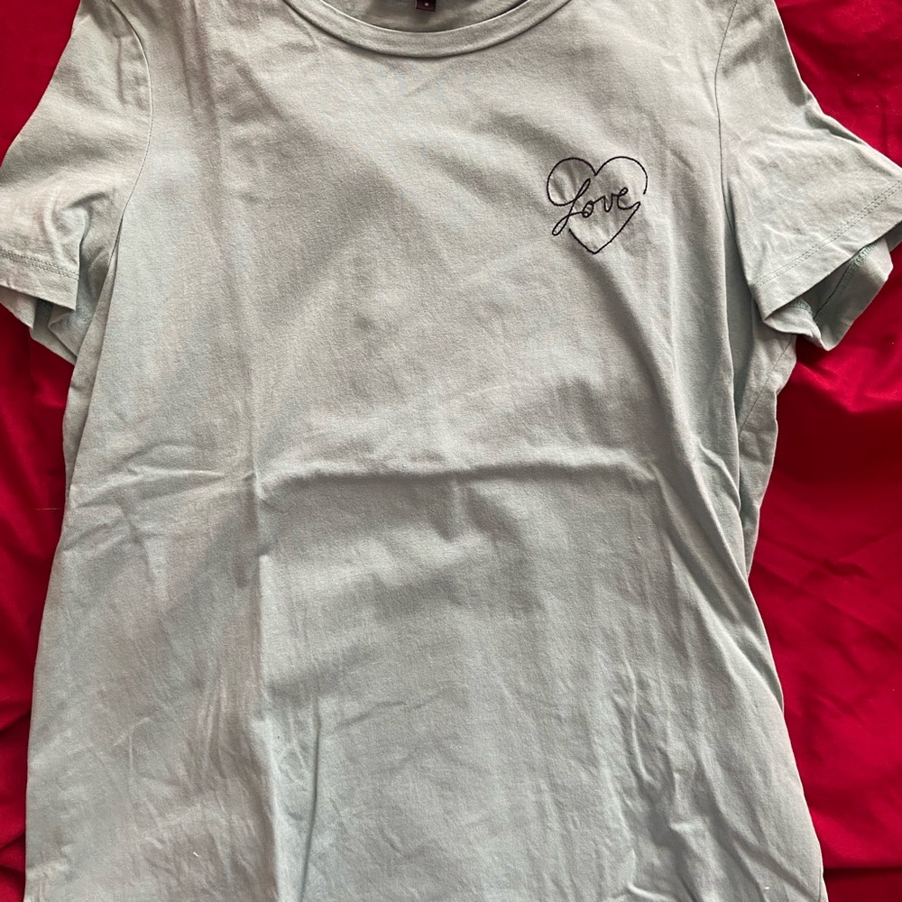 12 T-Shirts, 1 Sweater and 2 Flannel - Picture 9 of 15